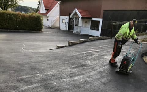 Bilde av en asfaltør som legger ny asfalt - Fredrikstad Asfalt AS - Asfaltering